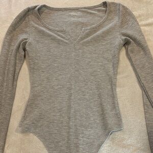 AE- Gray Ribbed Long Sleeve Bodysuit size small